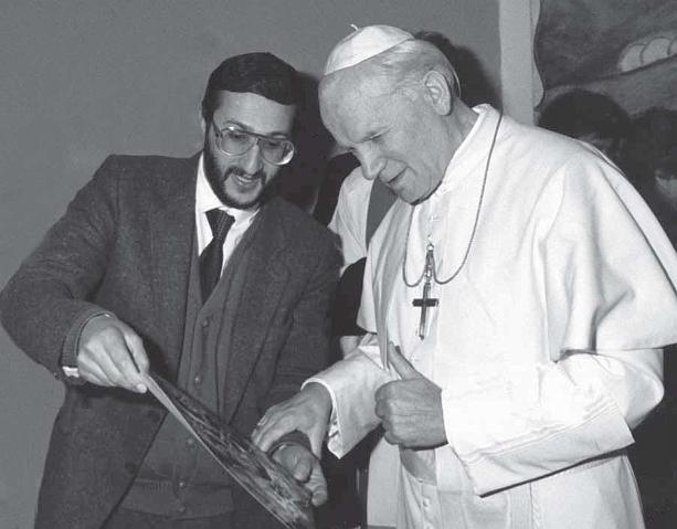 49 Roma 1988, Guadagnuolo offre al Sommo Pontefice Giovanni Paolo II la riproduzione della sua Crocifissione.jpg
